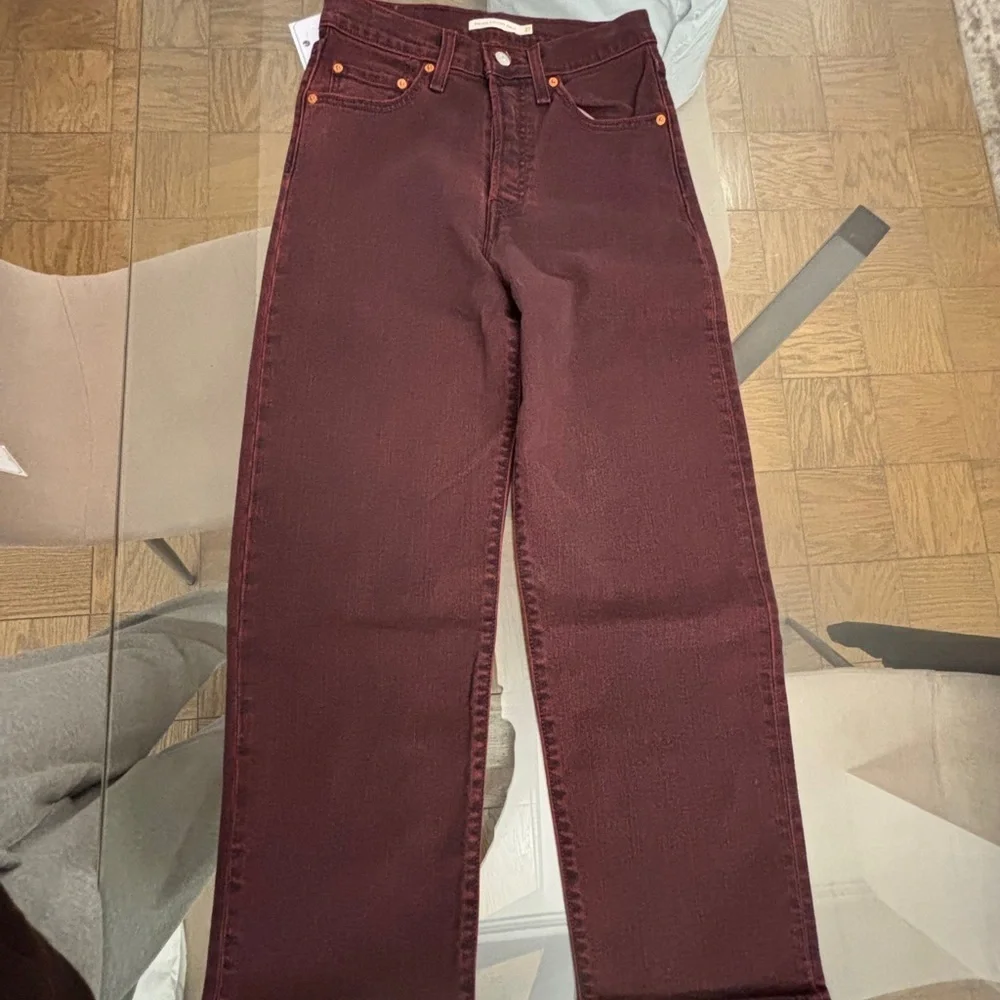 NWT! Levi's Women's Jeans in Burgundy Size 27 - Picture 10 of 11